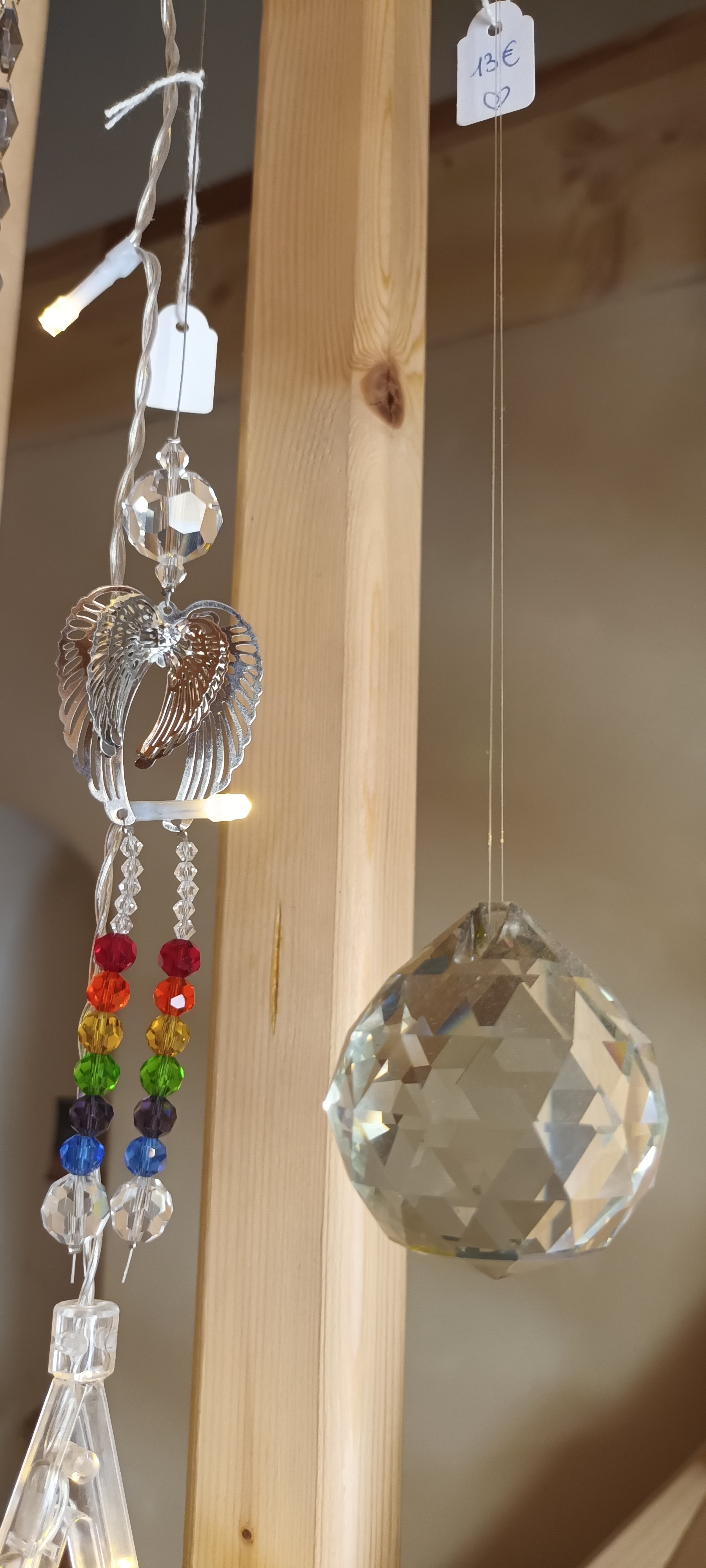 Ailes d'ange avec décoration de cristaux chakra