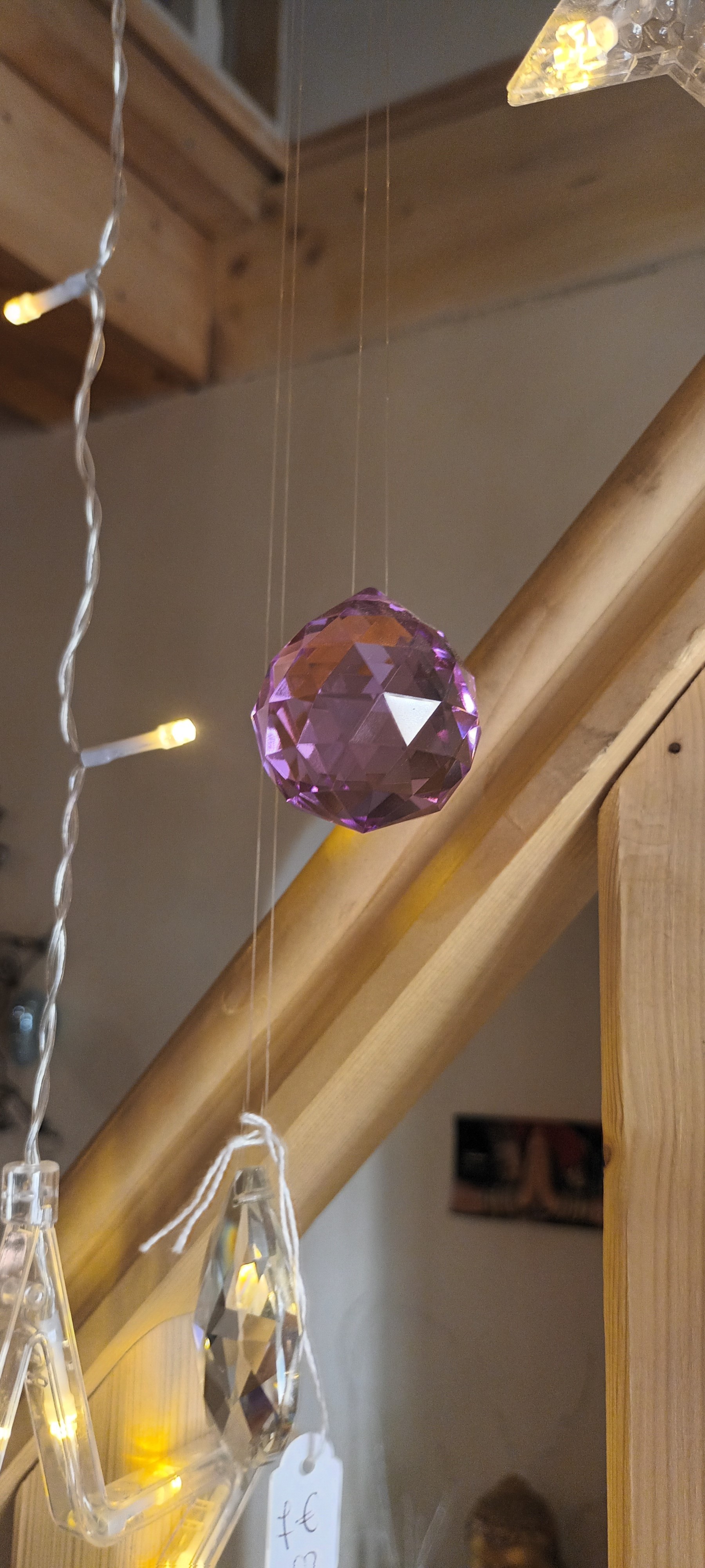 La boule de cristal ronde violette