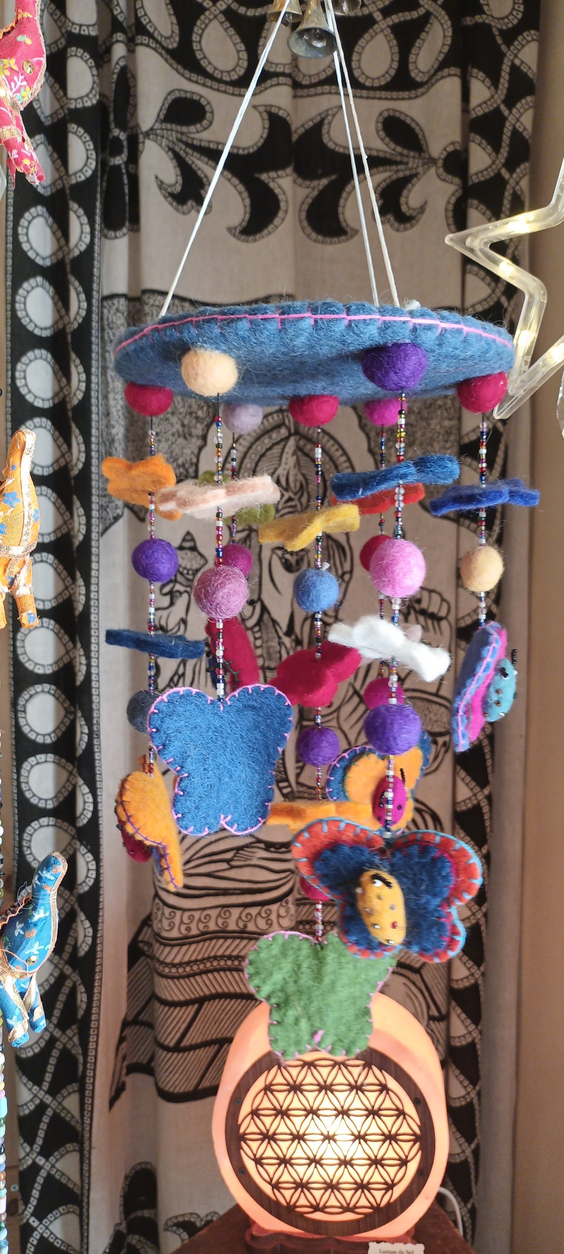 Mobile suspension papillon  en laine bouillie