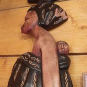 Accroche murale en bois  dame africaine et son bébé 