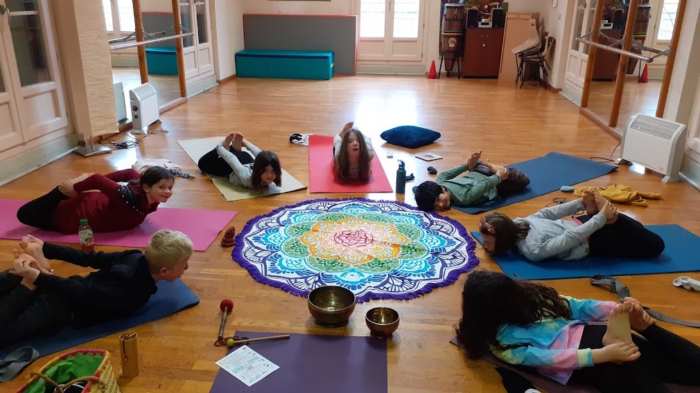 Yoga enfant - Dhanurasana - posture de l'arc